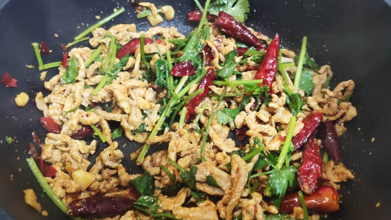 香辣肉丝,加入香菜,翻炒均匀即可