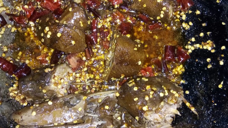 麻辣鸭脖#川菜#,大火,快速翻炒,使鸭脖入味。
