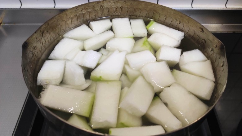 冬瓜鸡蛋汤,加入冬瓜块,煮至沸腾,小火再煮十分钟