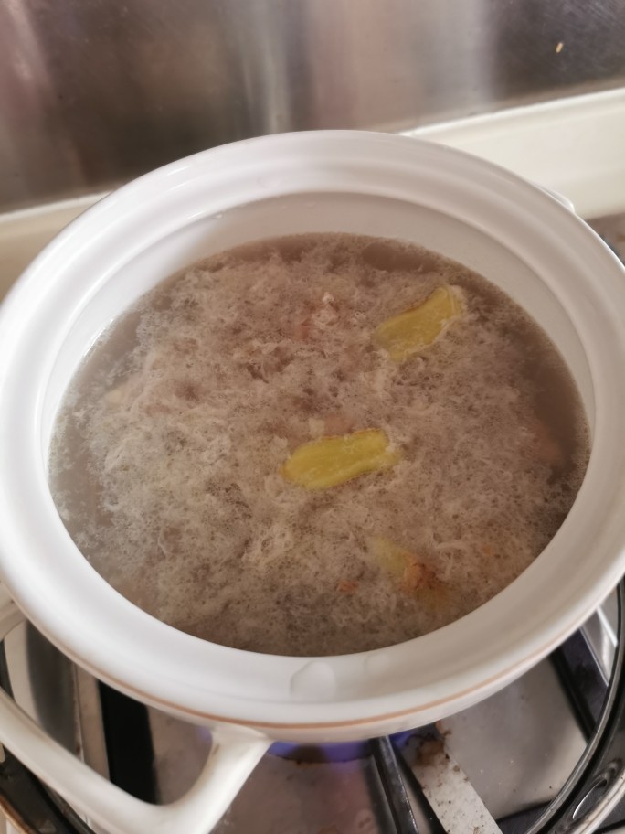 松茸鸡汤,汤煲里放适量清水,放姜片,水煮滚,放入鸡块,中火煮30分钟。