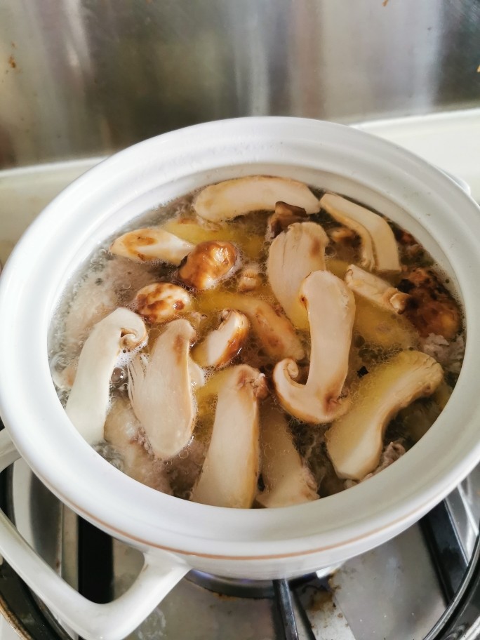 松茸鸡汤,接着放入松茸片,继续煮20分钟。