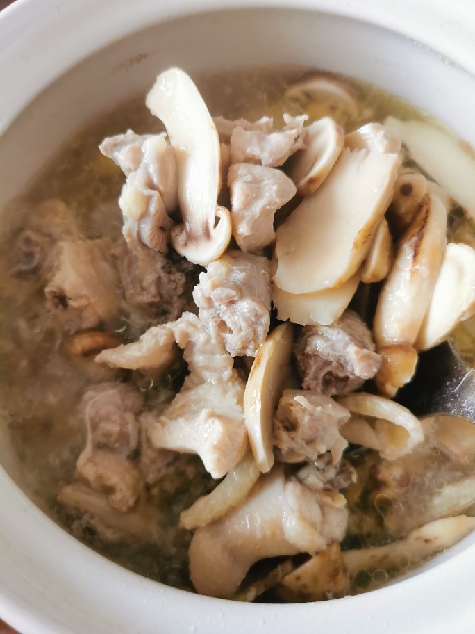 松茸鸡汤,汤水加盐调味,鸡块可以沾酱油,即可食用。