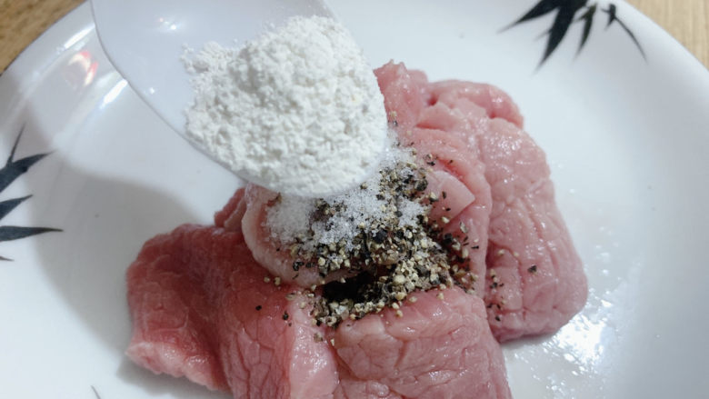 椒盐牛肉,淀粉或者嫩肉粉适量,搅拌均匀。