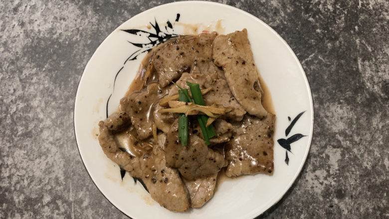 椒盐牛肉,撒上青葱