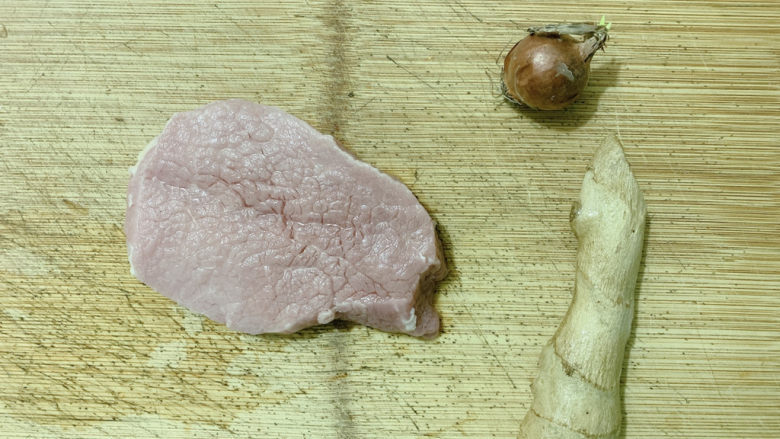 椒盐牛肉,食材如图,所示示意。