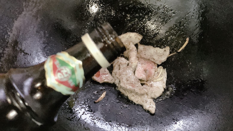椒盐牛肉,一勺料酒提味,炒至牛肉片变色后,再炒10秒左右出锅