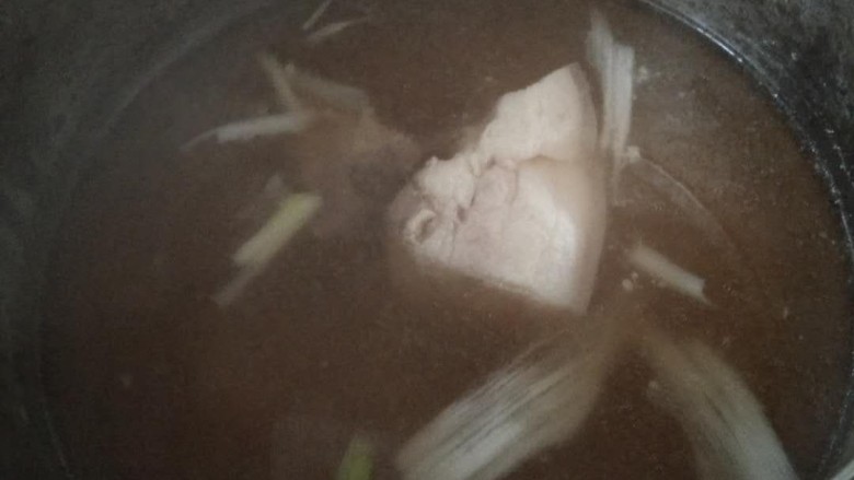 鲜肉小混沌,锅里加水,放一块棒骨,煮出老汤