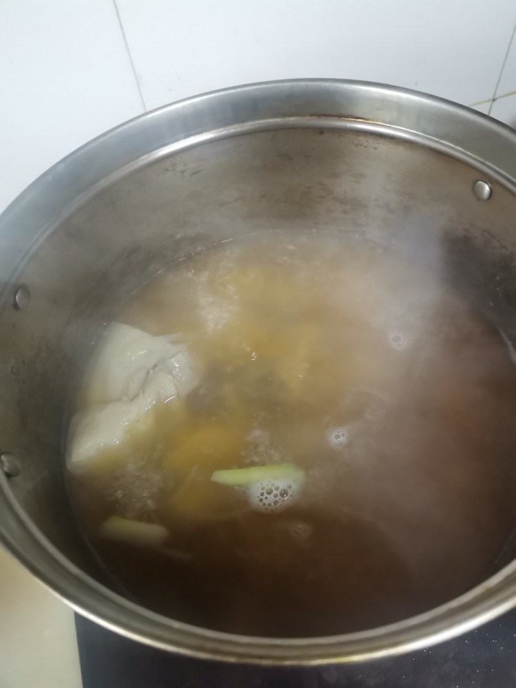 鲜肉小混沌,汤烧开,加葱,酱油