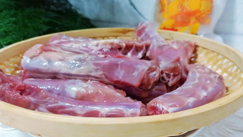 麻辣鸭脖,鸭脖撕膜,浸泡一小时后洗干净对半切段。