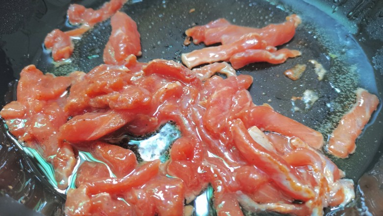 茭白炒肉丝,油锅加热,牛肉丝下锅