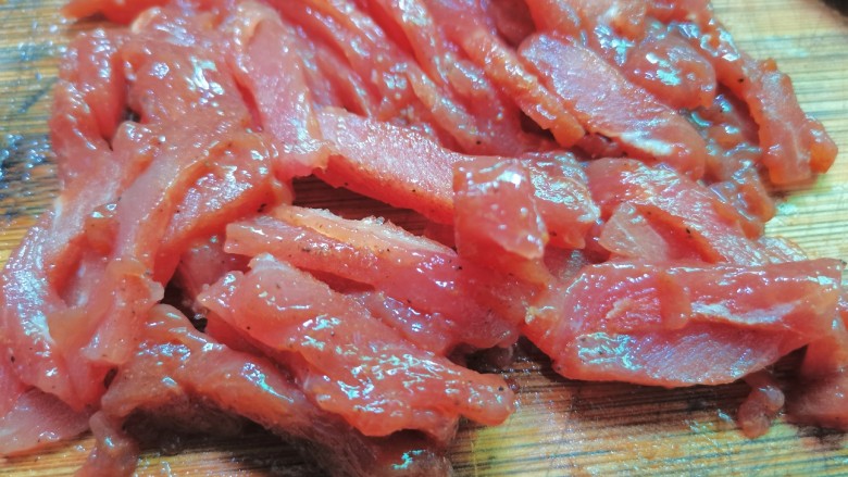 茭白炒肉丝,牛肉切丝(牛肉提前腌制好的)