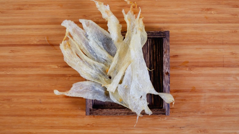 花胶鸡,你的胶原蛋白充电宝,3、<a style='color:red;display:inline-block;' href='/shicai/ 3'>花胶</a>提前一天冷水浸泡至软烂。