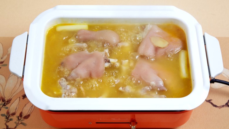 花胶鸡,你的胶原蛋白充电宝,7、添入新的凉水,大火煮40分钟后滤出高汤备用。