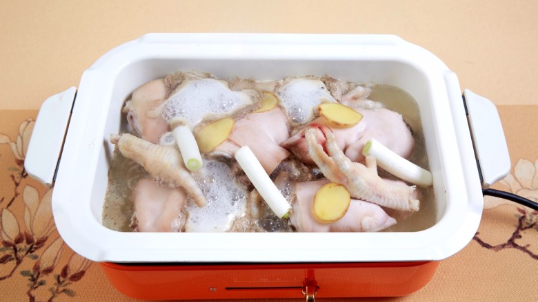 花胶鸡,你的胶原蛋白充电宝,6、加入凉水,煮开后去掉血沫。