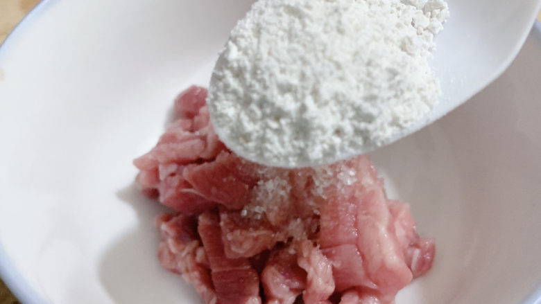 香辣肉丝,一勺淀粉,搅拌均匀。