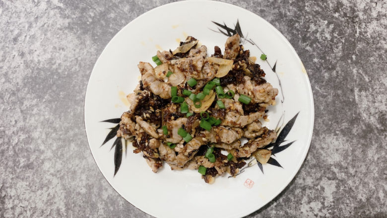 香辣肉丝,翻炒至牛肉全部变色,出锅撒葱花备用。