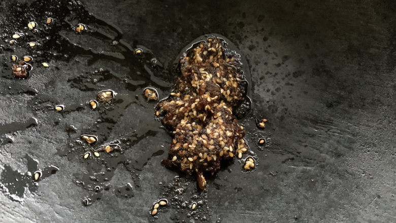香辣肉丝,热锅加入两包白芝麻辣椒油(含些许辣条)