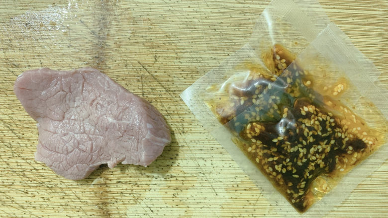 香辣肉丝,食材如图,所示示意。<a style='color:red;display:inline-block;' href='/shicai/ 216'>牛肉</a>、白芝麻辣油。
