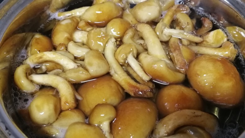 小炒滑子蘑,水开放入滑子蘑,焯水一分钟。