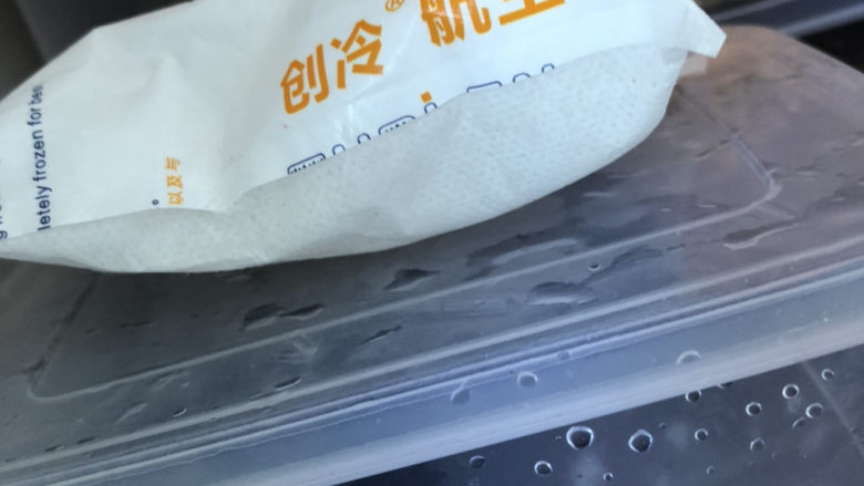 海参的泡发,盖上盖子放入冰箱冷藏泡发,盖子上可以压个冰袋,或者是冰袋放在容器底下。
