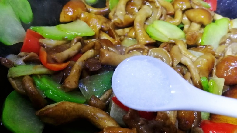 小炒滑子蘑,加一小勺盐入味,大火翻炒均匀。