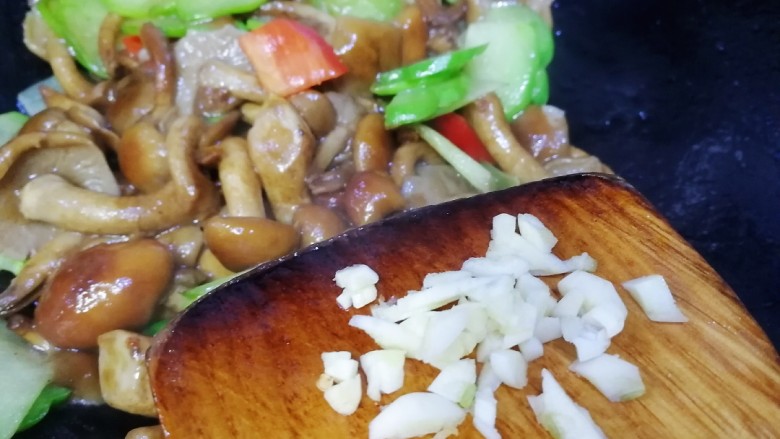小炒滑子蘑,放入蒜末,炒香即可。
