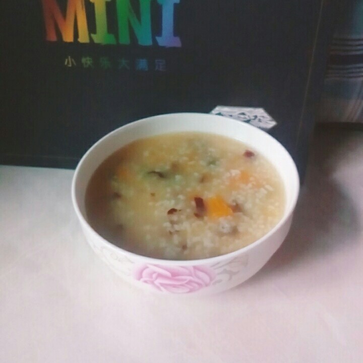 红枣南瓜粥,红枣南瓜粥，暖暖的美食。