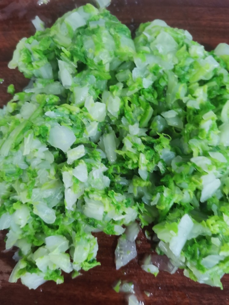 猪肉葱花水饺,剁馅