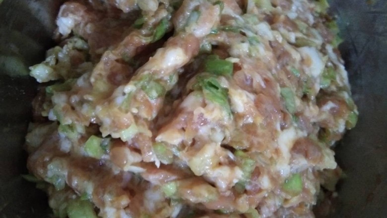 猪肉葱花水饺,肉馅里放<a style='color:red;display:inline-block;' href='/shicai/ 3250'>葱</a>花，盐和<a style='color:red;display:inline-block;' href='/shicai/ 692'>酱油</a>搅拌均匀，一方方向上劲
