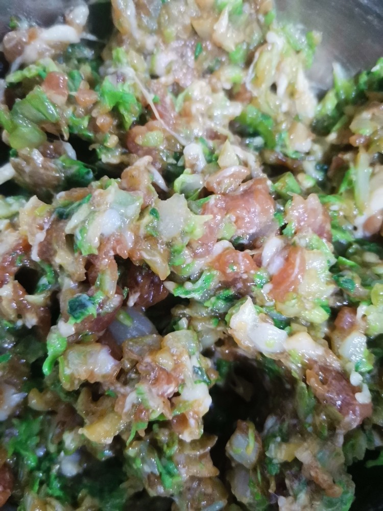 猪肉葱花水饺,拌匀