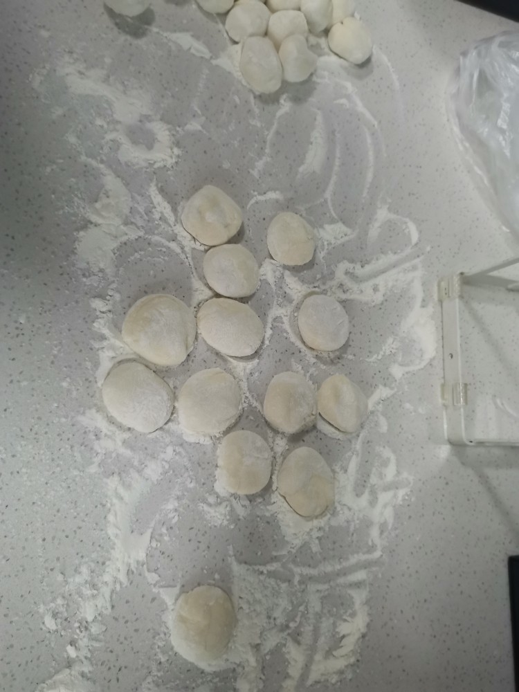 猪肉葱花水饺,和好面团分成小面饼