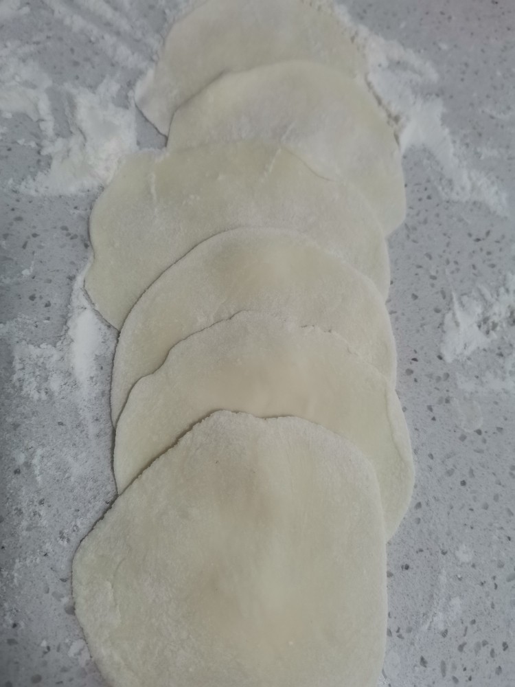 猪肉葱花水饺,擀皮