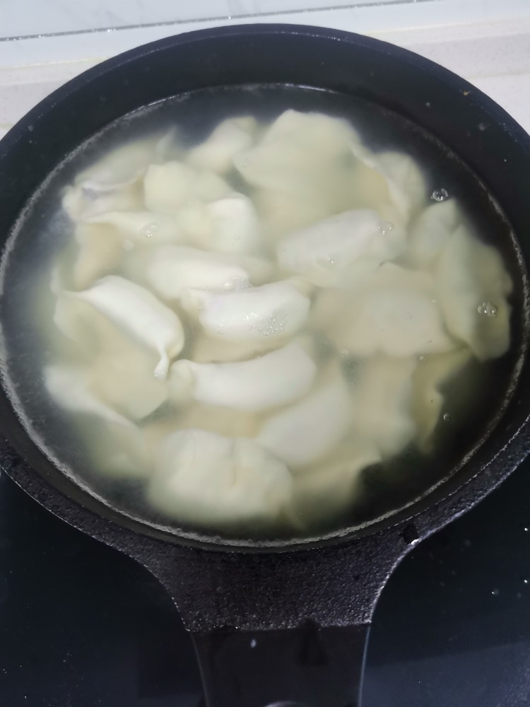 猪肉葱花水饺,开水下锅