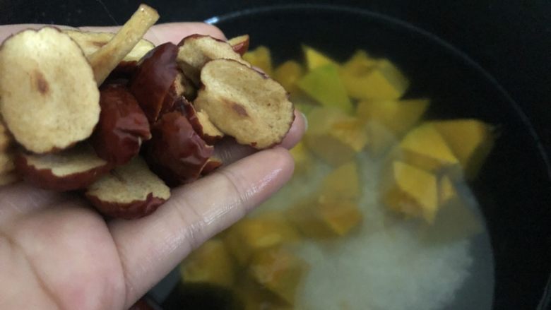 红枣南瓜粥,加入锅里