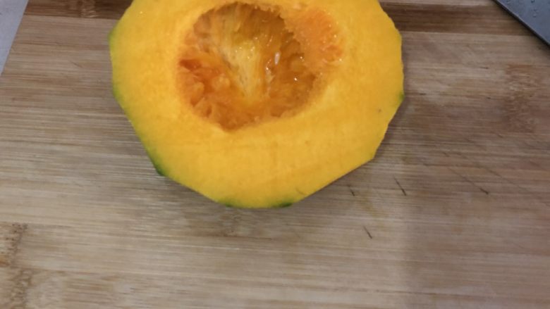 红枣南瓜粥,去籽洗洗