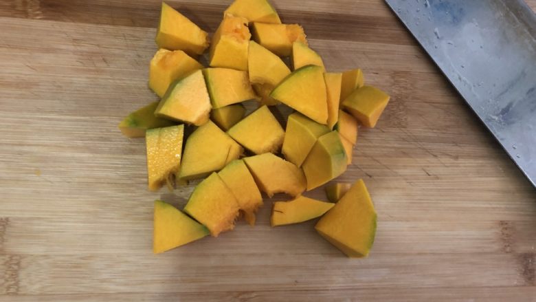 红枣南瓜粥,切小块