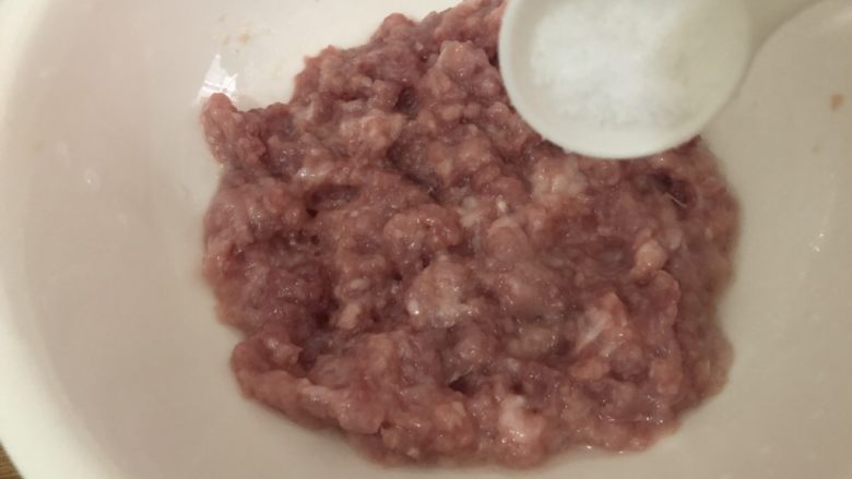 三鲜蒸饺,装碗里加入适量盐,<a style='color:red;display:inline-block;' href='/shicai/ 788'>生抽</a>,油,淀粉搅拌