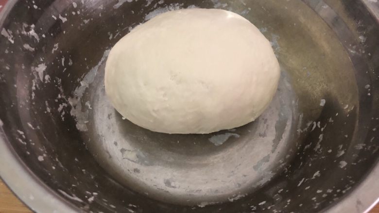 三鲜蒸饺,揉成团,放至一边醒面,去切材料