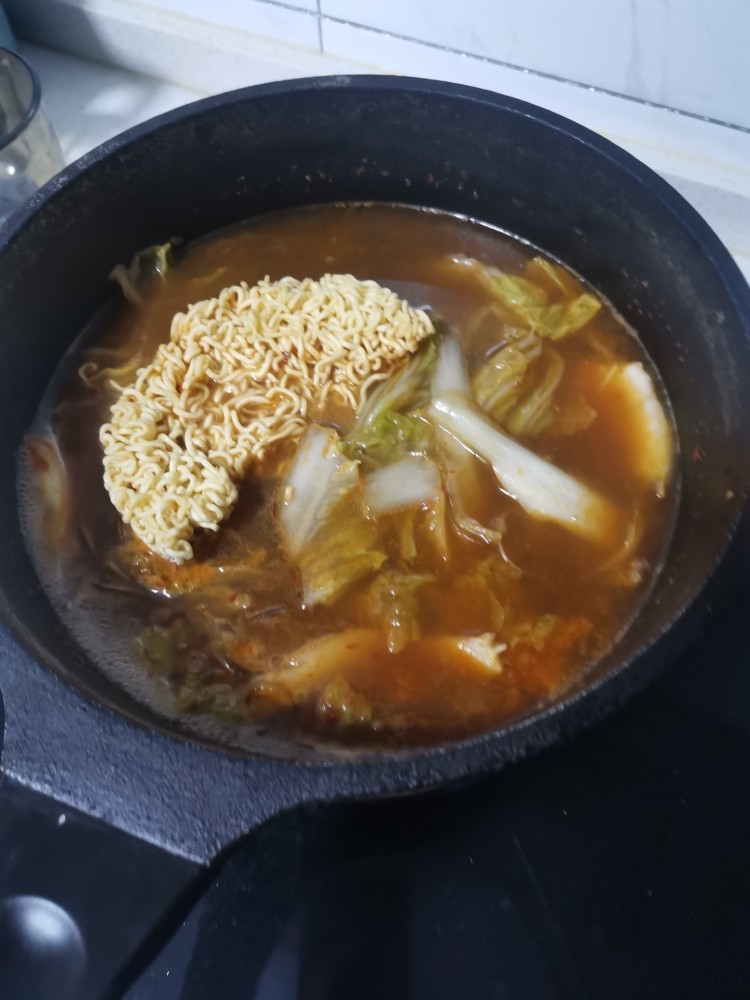 自制清汤酸辣泡面,在煮3分左右