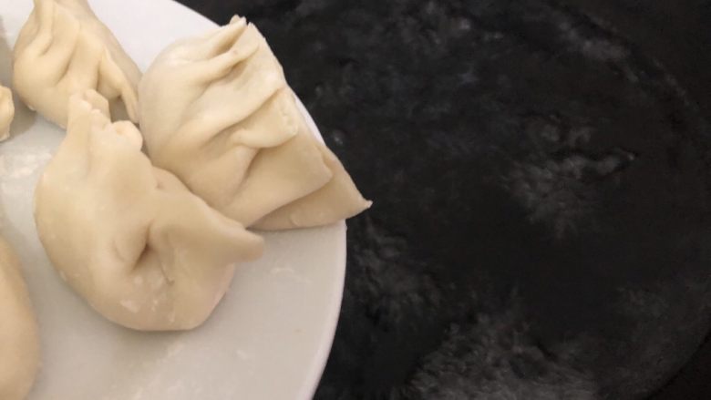 猪肉白菜水饺,锅里加入适量的水,中火,水开后下饺子
