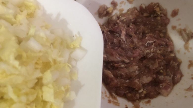 猪肉白菜水饺,加入到肉里搅拌,(如果没那么快包,等包的时候再加进去搅拌)
