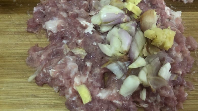猪肉白菜水饺,肉洗洗,剁碎,然后把葱<a style='color:red;display:inline-block;' href='/shicai/ 37'>姜</a>去皮放一起继续剁