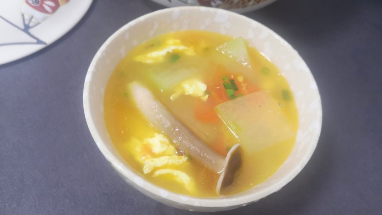 冬瓜鸡蛋汤,盛上一碗开动,品种丰富营养,汤鲜香又有番茄的果酸味,非常好喝又开胃