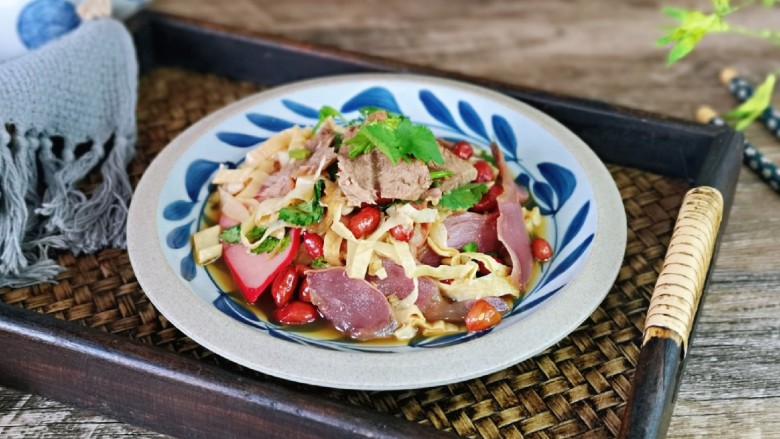 麻辣拌,装盘即可食用,简单快手。