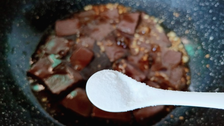 鸭血炒菠菜,加盐调味。