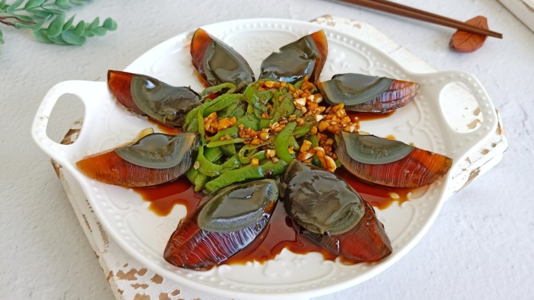 青椒皮蛋,这道菜皮蛋特有的清香味,加上青椒一点点微辣。