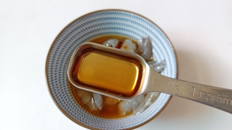 冬瓜鸡蛋汤,对虾加料酒,蚝油腌制15分钟。