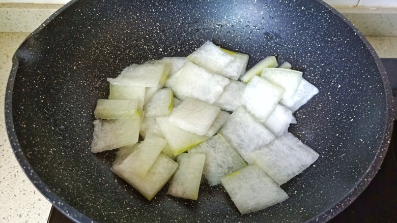 冬瓜鸡蛋汤,锅里加适量的食用油,把蒜泥炒香,再加入冬瓜片翻炒。