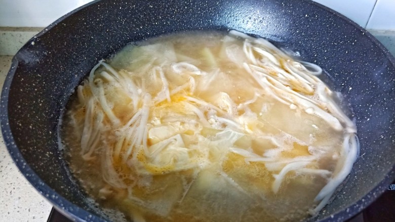 冬瓜鸡蛋汤,等到汤汁煮五分钟左右,淋入鸡蛋液。