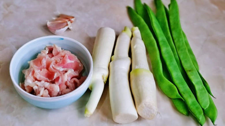 茭白炒肉丝,准备食材,<a style='color:red;display:inline-block;' href='/shicai/ 216'>牛肉</a>切丝,片,条都可以,根据个人喜欢来。